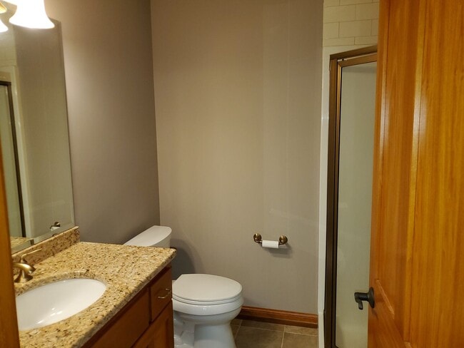 Building Photo - STUNNING, 5 BEDROOM AND 5 BATH TWIN HOME F...