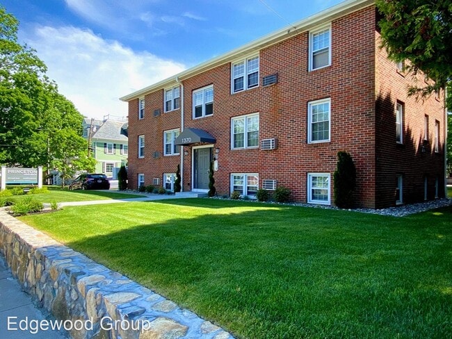 Building Photo - 1370 Smith St