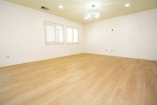 Building Photo - 827 Pine Ave