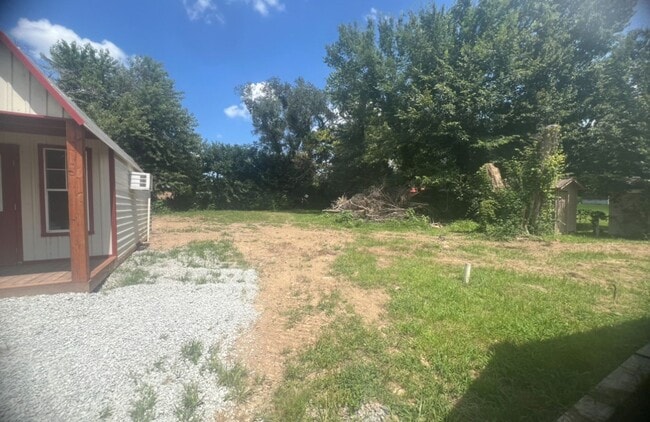 Building Photo - Newly Renovated! - $1,295 Month / $1,900 Down