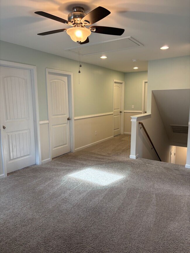 Building Photo - 5 bedroom 3 bath home in Pocalla Springs