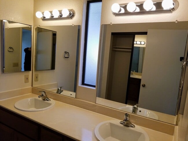 Building Photo - View 2bed 2.5bath, 3 Balconies, 2 Car Garage, pool in Tierrasanta!