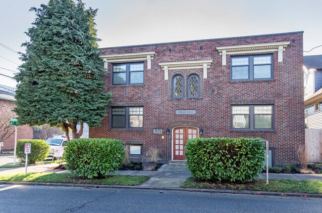 Building Photo - Charming 2 Bed / 1 Bath Top Floor, South-Facing Apartment w/ Roof Deck One Month Free Rent