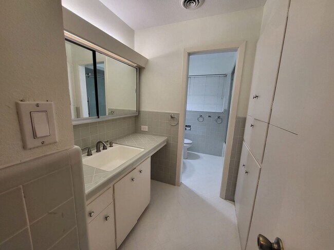 Building Photo - 5 Month lease available. Mid-century home ready for move-in