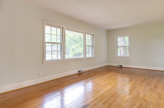 Building Photo - 827 Glendora Dr