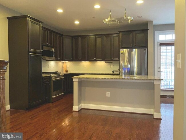 Building Photo - 3911 Chain Bridge Rd