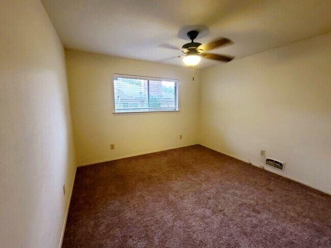 Building Photo - 2 Bed, 2 Bath Duplex near White Rock Lake!