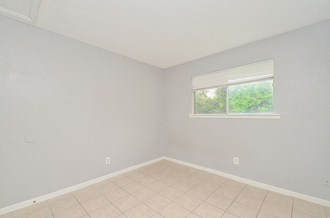 Building Photo - Property available in Old River Manor