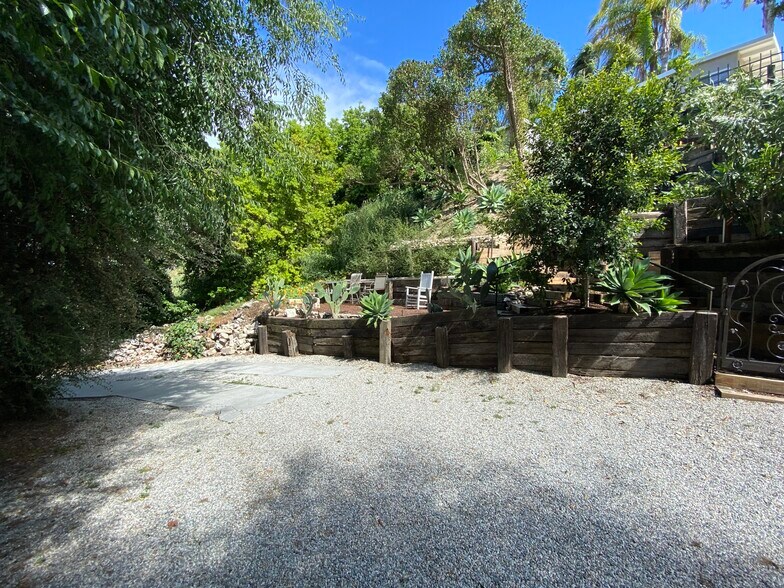 Private entrance off Hawthorne - 35 Silver Saddle Ln