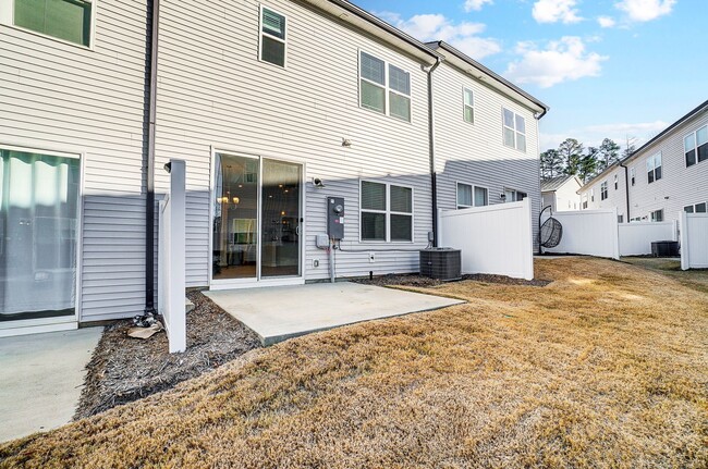 Building Photo - Move-in Ready Modern Townhome!!