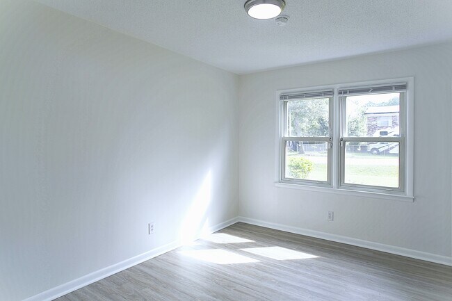 Building Photo - 637 McDowell Rd
