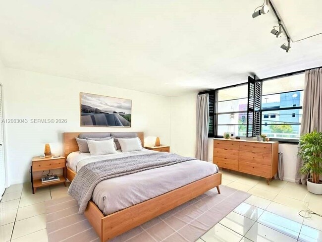 Building Photo - 9500 W Bay Harbor Dr