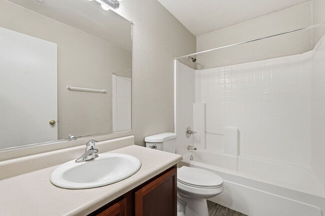 Building Photo - HUGE 6 Bedroom Home - Westgate and Freeways Nearby!