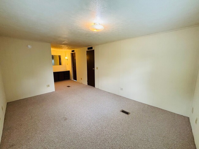Building Photo - 465 Underwood St