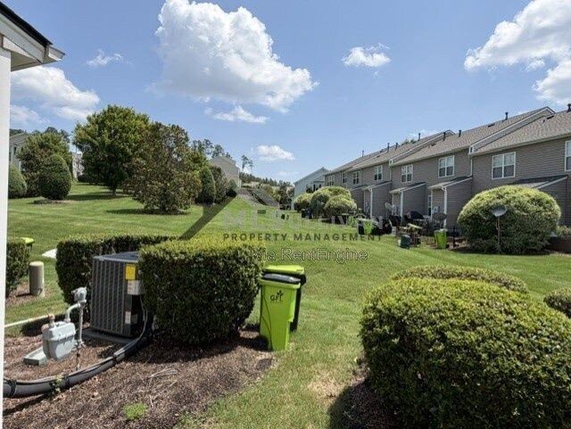 Building Photo - 100 Stratford Lakes Dr