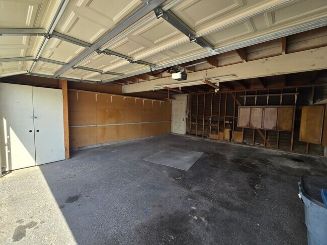 Building Photo - 560 Greenbriar Townhouse Way
