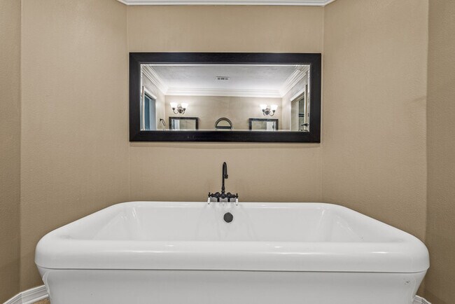 Building Photo - 4/2 Cantonment Property in Kings Road Neighborhood