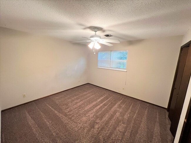 Building Photo - Great Location! Leasing for 26/27 school year!