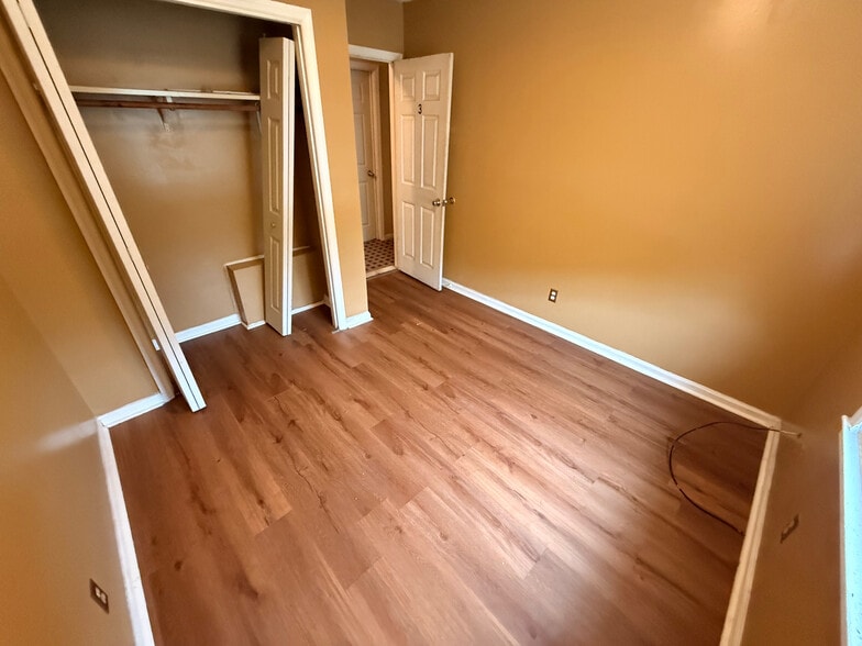 Building Photo - Room in House on Dupree St