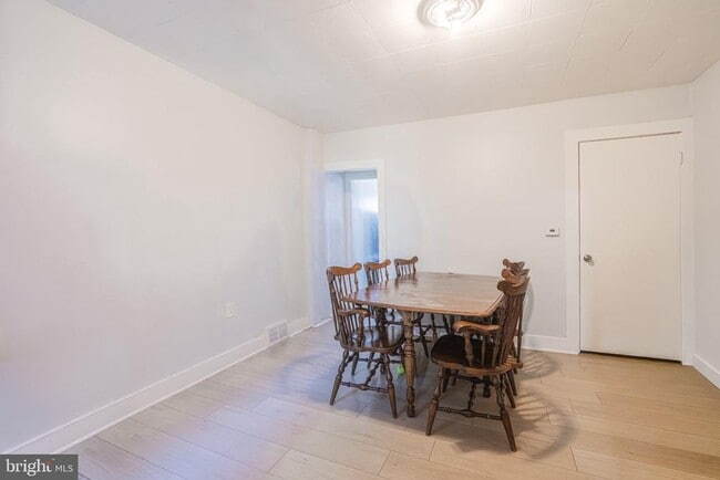 Building Photo - 203 3rd St