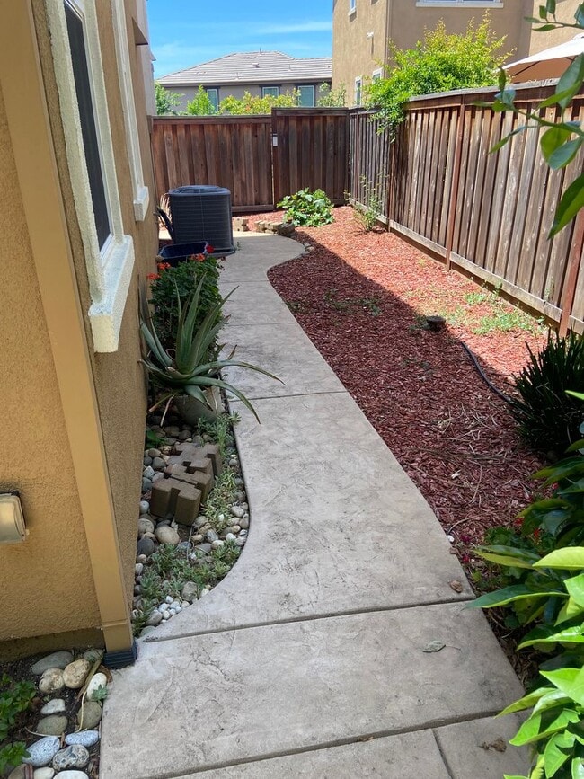 Building Photo - Folsom 4 bdrm, 3 bath near Folsom HS