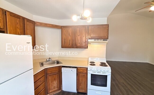 Building Photo - 2 Bed/1.5 Bath Home with Off-Street Parking / Pet-Friendly / Available Now!