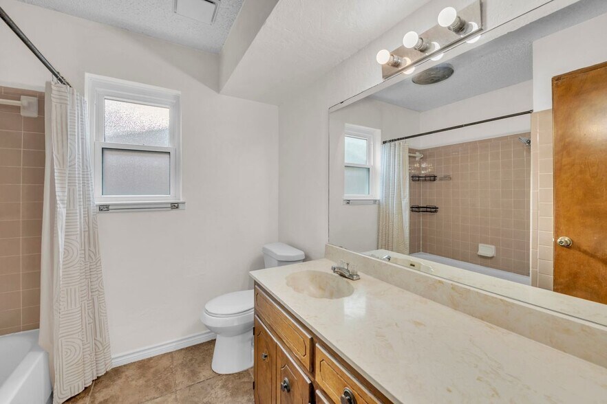 Building Photo - 613 Manning Dr