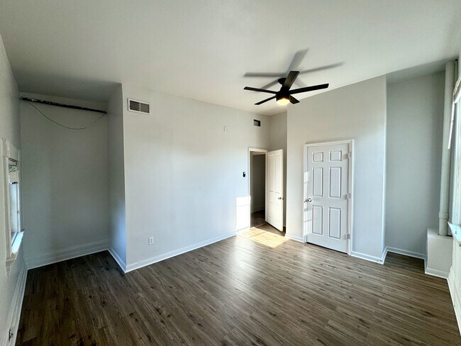Building Photo - 4 bed/2 full bath Rental on Warner - Mins ...