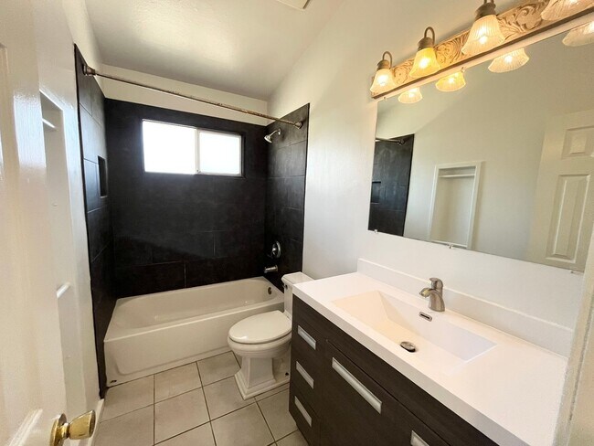 Building Photo - Charming 4 bedroom house with extra living...