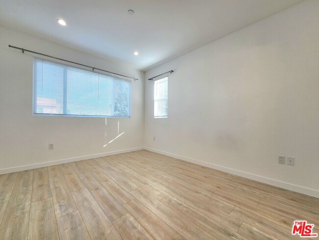 Building Photo - 1149 1/2 Fedora St