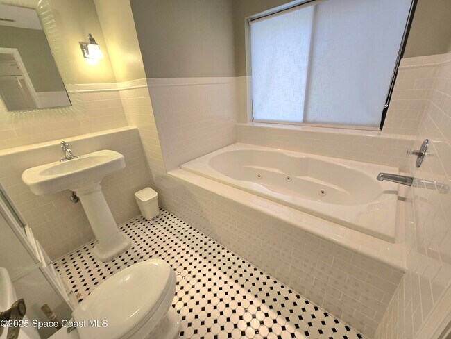 Building Photo - 107 La Costa St