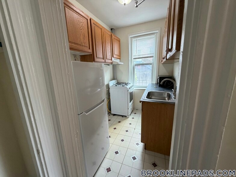 Building Photo - 352 Riverway
