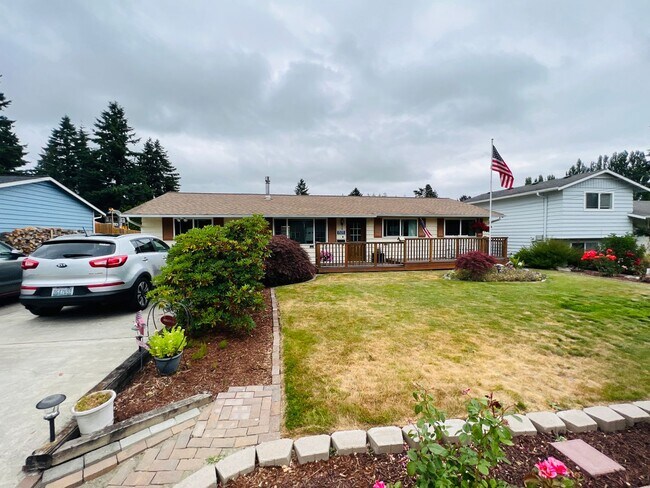 Building Photo - Beautiful yard, 3 bedroom 1 bath rambler i...