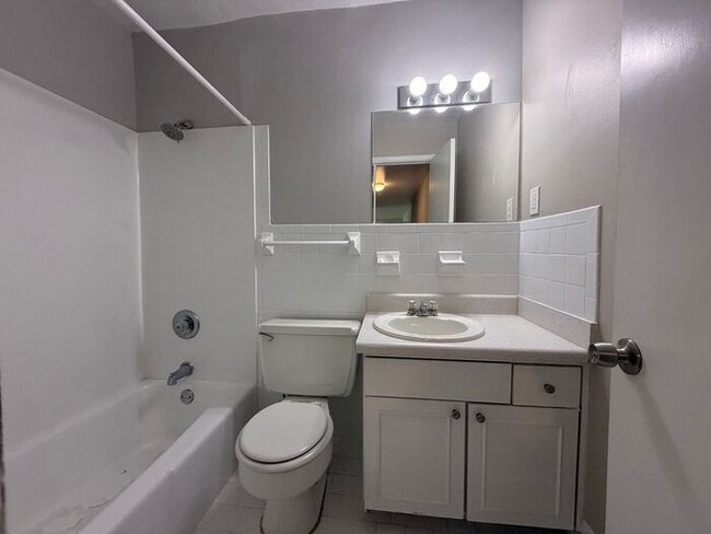 Building Photo - 2 Bedroom Unit was recently renovated. Liv...