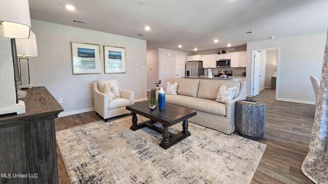 Building Photo - "Charming 3-Bedroom Home with 2 Full Baths...