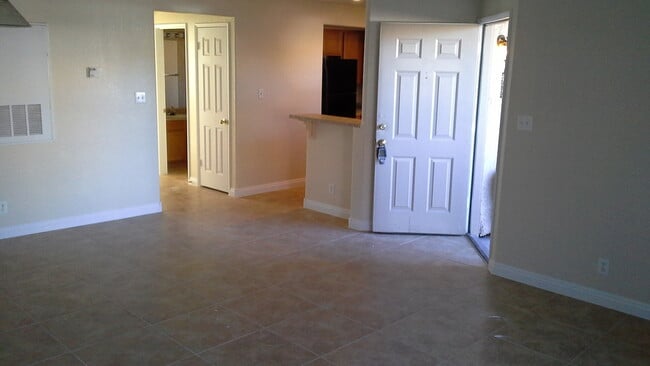 Building Photo - Vizcaya Condo in Gated Community