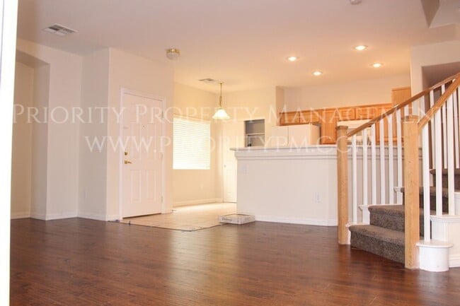 Building Photo - ~3 Bedroom Northwest Townhome ~ 1400sq. ft...