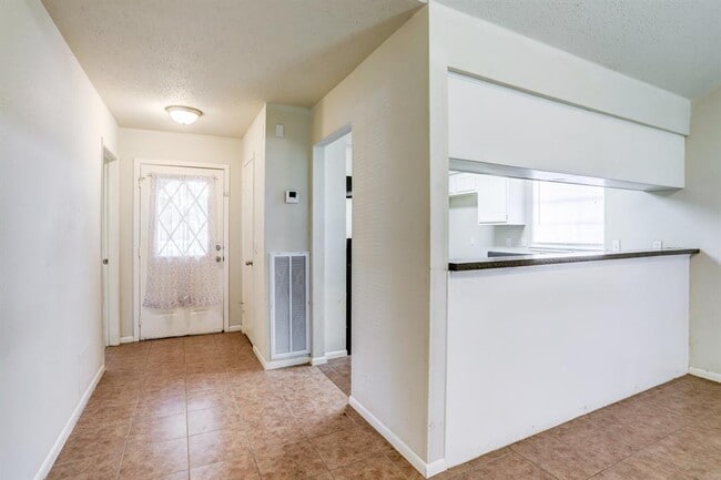 Building Photo - 6730 Prairie Village Dr