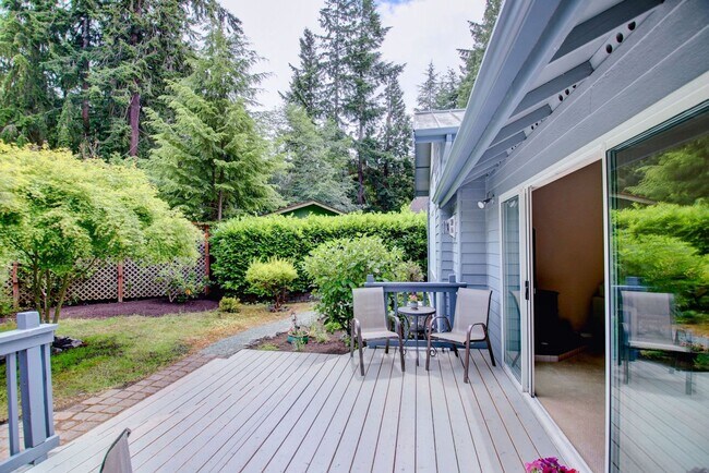 Building Photo - Lovely Clinton Home with Great Light and Pet Friendly!