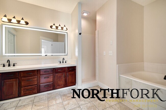 Building Photo - 7725 E Stonecastle Dr