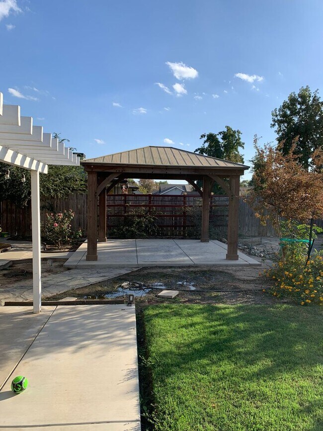 Building Photo - 3 Bedroom 2 Bath Home