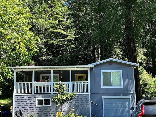 Building Photo - Charming upstairs Guerneville duplex. This home is close to town and has river access