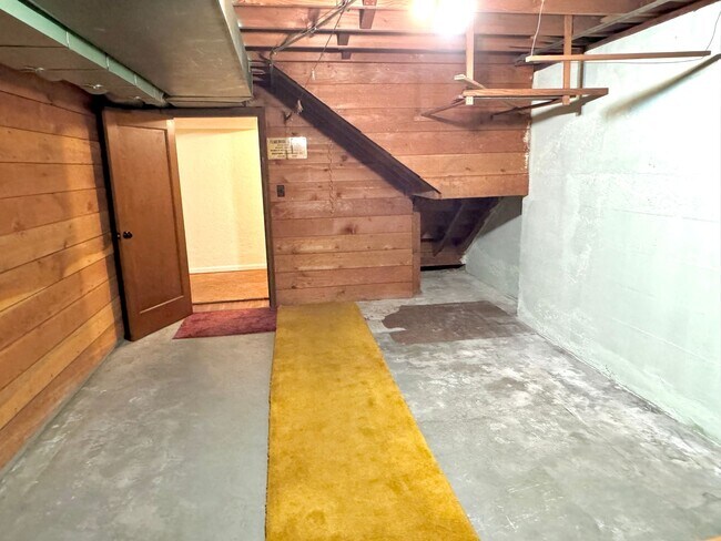 Building Photo - Alameda Neighborhood Pristine Tudor Home, Downtown Views, All The Amenities - A Must See!