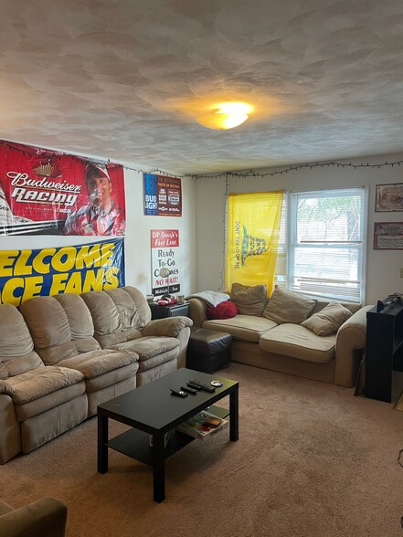 427A Lee Living room - 427 Lee St