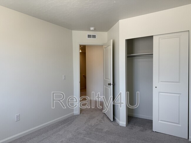 Building Photo - 203 E Arcade Dr