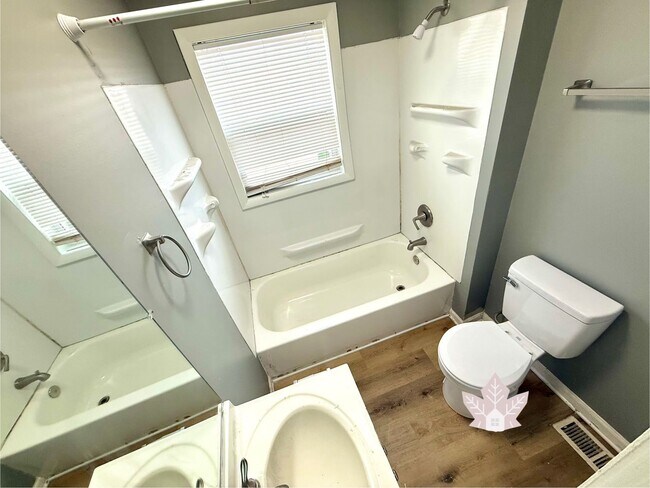 Building Photo - Warm and Welcoming 3 Bedroom 2 Bath Bungalow in a prime location!!!