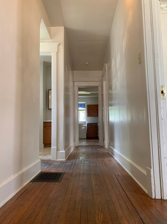 Building Photo - 1302 4th St