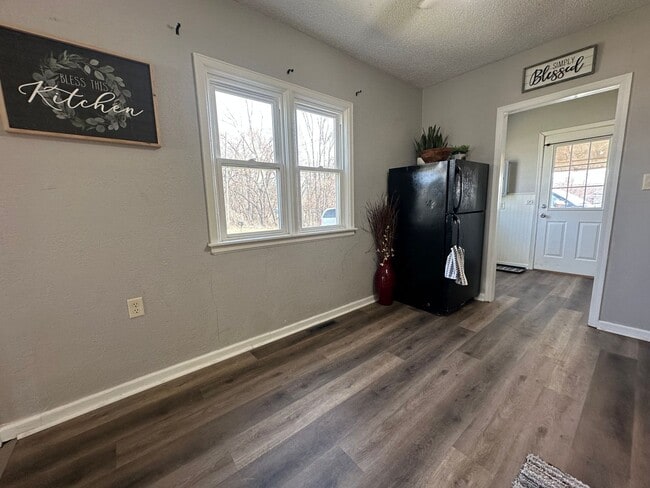 Building Photo - 2 bedroom, 1 bath home for rent in Evansdale