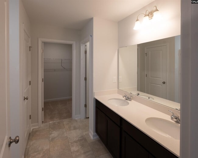 Building Photo - 572 Whippoorwill Dr