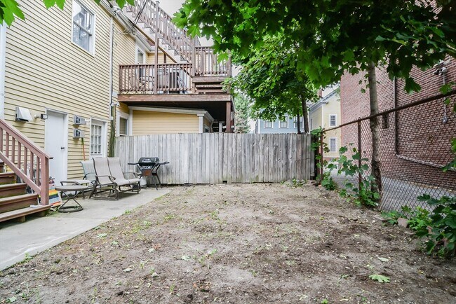 Building Photo - 546 E 8th St